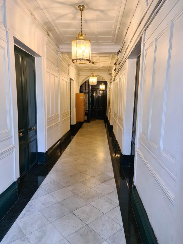 Entr&eacute;e de l'association CDCL immeuble &agrave; Paris