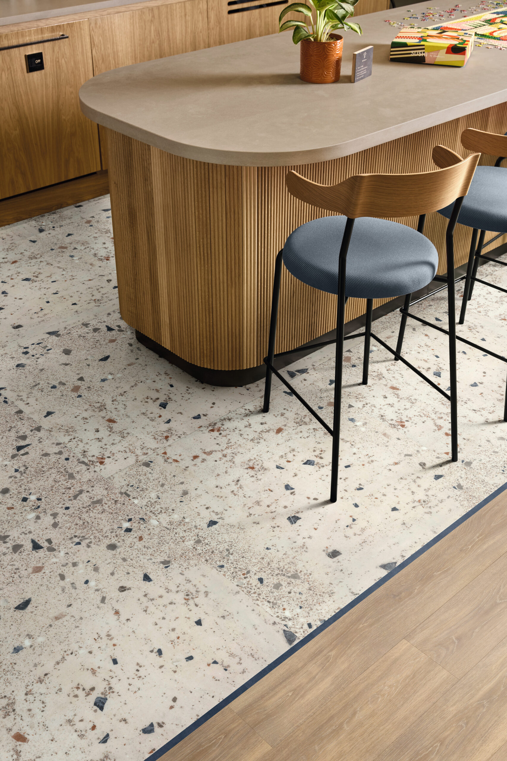 , Location Salle de Réunion: Amtico Spacia LVT : un revêtement de sol magnifiquement simple pour les intérieurs commerciaux – OnOffice