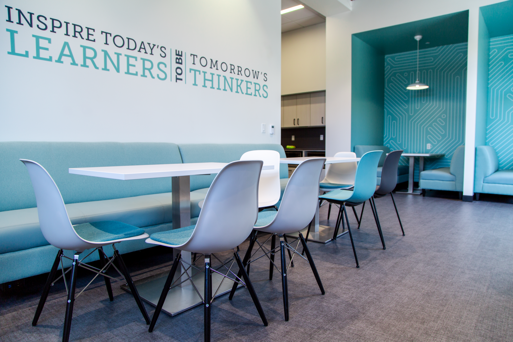 Image de marque du mobilier de bureau continental du campus PA Cyber ​​Greensburg