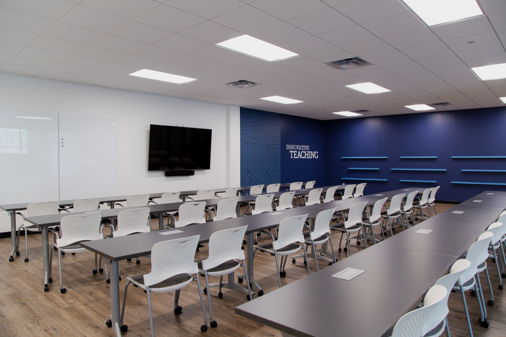 Image de marque du mobilier de bureau continental du campus PA Cyber ​​Greensburg