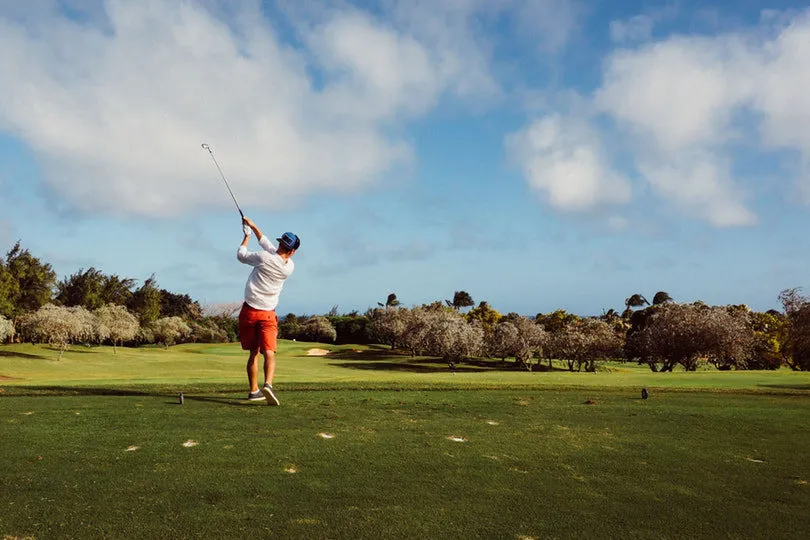 Golfeur sur le fairway du terrain de golf